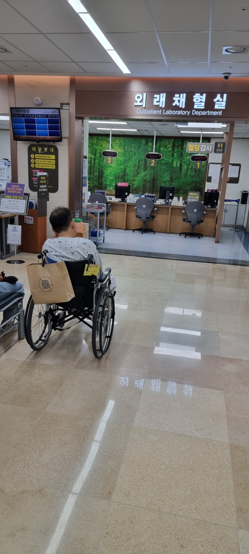 성빈센트병원 외래 채혈실 입구와 휠체어 대기 공간