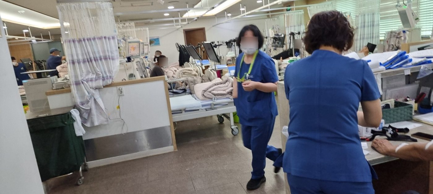 수원 병원동행 실제 사진 - 투석실에서 어르신 곁을 지키며 간호진과 소통하는 매니저