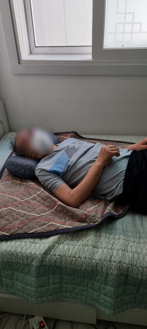 수원 병원동행 실제 사진 - 진료 후 병실에서 편안하게 휴식을 취하시는 어르신