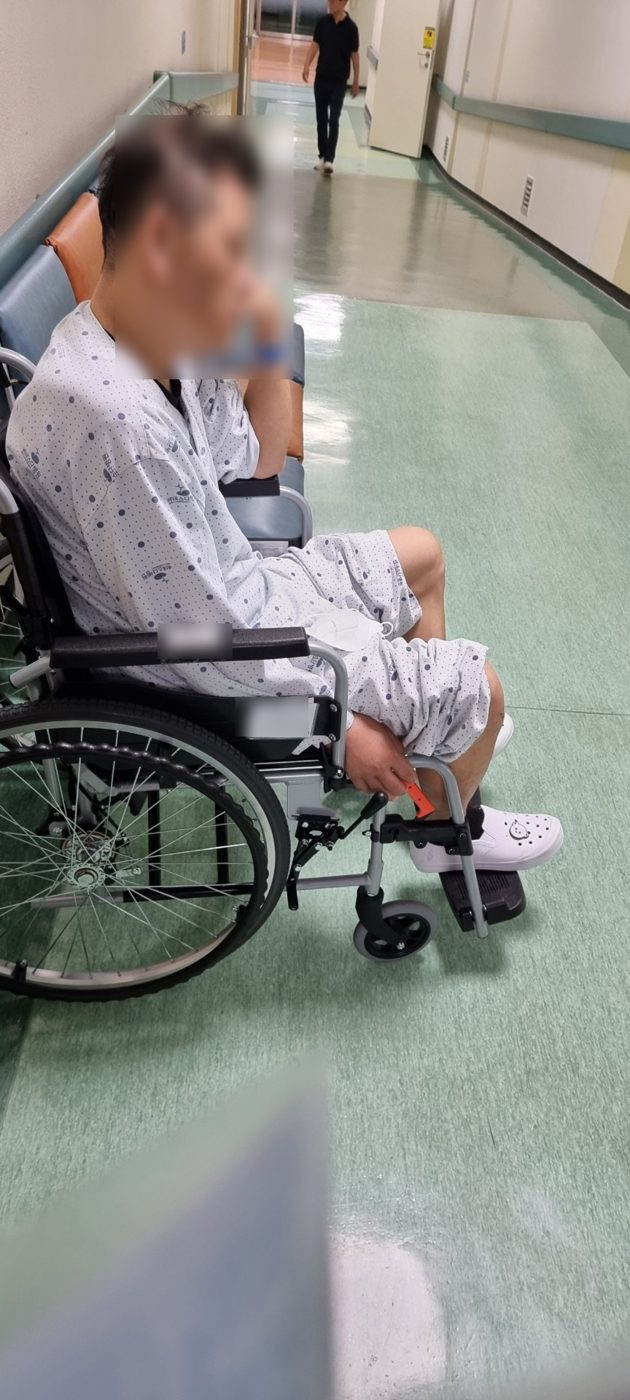 수원 병원동행 실제 사진 - 진료 대기 중 휠체어에 앉아 계신 어르신을 매니저가 지원하는 모습